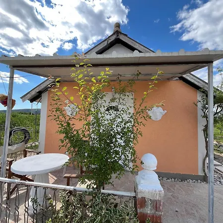Charming Village Farmhouse, Cuke 別荘 *
